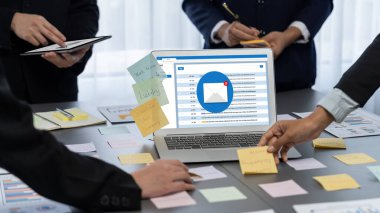 Analizci ekibi yaratıcı ve analitik beyin fırtınası fikri için bilgisayar ekranında BI veri paneli olan yapışkan bir not kullanıyor. Pazarlama stratejisi için finansal veri görselleştirme teknolojisini analiz et. Dahi.