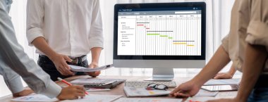 Ekip projesinin zaman çizelgesini gösteren bilgisayar ekranında canlı iş projesi yönetimi için proje planlama yazılımı