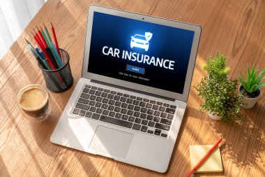 Araba sigortası internet sitesi, arabanızın hasarının rahat olduğundan emin olmak için ekranda.