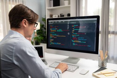 BT geliştiricisi, güncellenmiş sürüm uygulaması projesinde genel sistem oluşturmak için pc ve laptop ekran üzerinde yeni bir kod programı oluşturmak üzere çevrimiçi yazılım geliştirme bilgisi üzerinde çalışıyor. Bireysel.