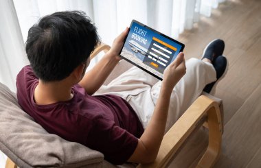 Online uçuş rezervasyon sitesi mod rezervasyon sistemi sağlar. Seyahat teknolojisi kavramı .