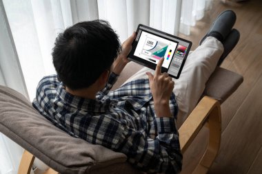 Web sayfasının modern tasarımı ve bilgisayar ekranında gösterilen ticari reklamlar için grafiksel tasarımcı yazılımı