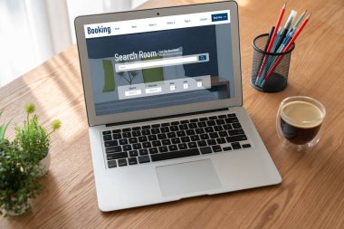 Çevrimiçi otel konaklama rezervasyon sitesi mod rezervasyon sistemi sağlar. Seyahat teknolojisi kavramı .