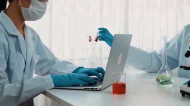 Laboratuvar araştırmacısı yeni bir ilaç geliştirir ya da tedavi eder. Laboratuvar tüpünde renkli kimyasal sıvı kullanır. Bilimsel veya kimya uzmanlığı ve laboratuvar ekipmanları ile sağlık hizmetlerinin teknolojik gelişimi. Katı.