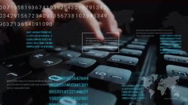 Grafik kullanıcı arayüzü GUI hologramı ile dizüstü bilgisayar klavyesinde çalışan adam büyük veri bilimi teknolojisi, dijital ağ bağlantısı ve bilgisayar programlama algoritması kavramlarını gösteriyor. Topla