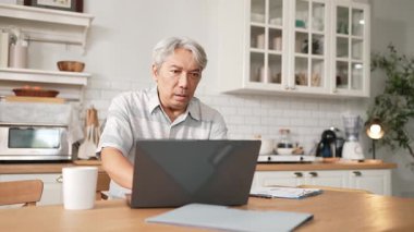 Dizüstü bilgisayardan mali tablolara bakarken masa başında günlük kıyafetlerle stresli bir yönetici oturuyor. Mutsuz kıdemli işadamı mali raporları hilekar satışlarla kontrol ediyor. Sağlıksız bir kavram. Myrmidon.