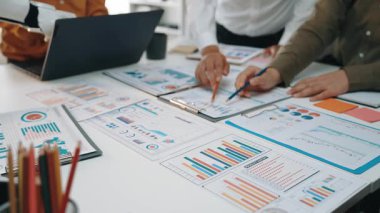 AI güdümlü analitik araçların verimliliği artırmak için danışmanlara yardım ettiği fütüristik bir iş ortamı. Noogenesis Yapay Zeka