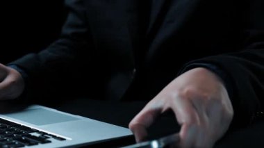 Müşteri memnuniyet oranlarını gösteren, geri bildirim seçenekleri ve çağdaş ofis ortamında yıldız değerlendirmelerini gösteren bir dizüstü bilgisayarla eşleştirilmiş akıllı telefonu tutan bir elin yakın çekimi. Dörtgen