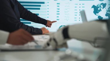 Yapay zeka, profesyonellere pazarlama araştırmalarını düzene sokma, daha güçlü takım çalışması ve etkin stratejik planlamayı teşvik etme olanağı sağlıyor. Noogenesis Yapay Zeka