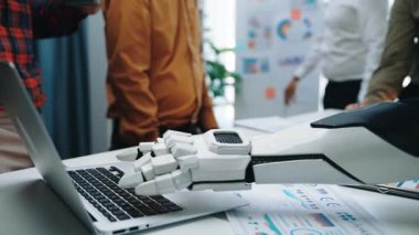 Yenilikçi bir ofis oturumu, veri analizlerinin ve düşünceli planlamanın iş büyümesi için yeni çözümler oluşturduğu bir danışmanlık ekibine yapay zeka yardımı getiriyor. Noogenesis Yapay Zeka