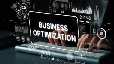 Modern çalışma alanındaki fütürist veriler ve analitik grafikler arasında iş optimizasyon metniyle klavyede yazı yazan eller. Asemptotik akıllı veri analitiği.