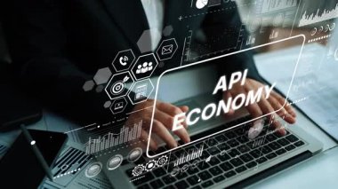 API Ekonomi ve Veri Entegrasyonu Konseptlerini Temsil Eden Dijital Grafiklerle Dizüstü Bilgisayarda Yazan Eller. Asemptotik akıllı veri analitiği.