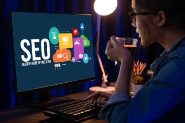 SEO arama motoru optimizasyonu bilgisayar ekranında canlı e-ticaret ve çevrimiçi perakende ticaret için