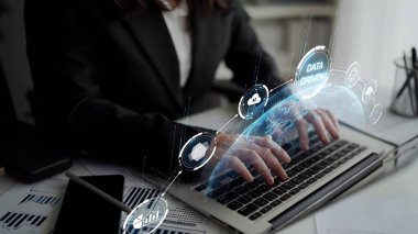 Veri güdümlü karar verme işi analitik, veri toplama ve yapay zeka sistemleri yoluyla güçlendirir. Veri güdümlü araçlar veri işleme ve veri görselleştirmesini veri platformları boyunca destekler. Muxer