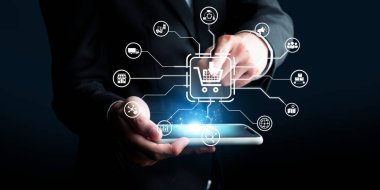 Çevrimiçi alışveriş ve çok kanallı pazarlamayı temsil eden dijital simgeleri ve grafikleri olan bir tablet tutan bir profesyonel. Modern perakende stratejileri için görsel bir kavram. XDMCP
