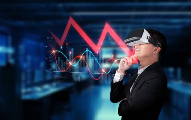 Ekonomik kriz verilerini analiz etmek için sanal gerçeklik teknolojisinden yararlanan bir işadamı, görsel grafikler ve analizlerle finans piyasasındaki düşüşü vurguluyor. XDMCP