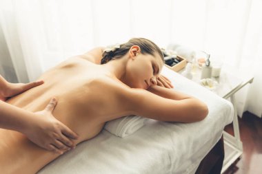 Kafkasyalı kadın müşteri stres önleyici spa masajının keyfini çıkarıyor ve lüks otel ya da oteldeki gündüz açık ortam güzellik salonunda güzellik teniyle eğleniyor. Sessiz.