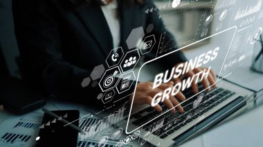 Modern Ofis Ortamı 'nda İş Büyüme Grafikleriyle Dizüstü Bilgisayarda Yazan Profesyonel İşadamı. Asemptotik akıllı veri analitiği.