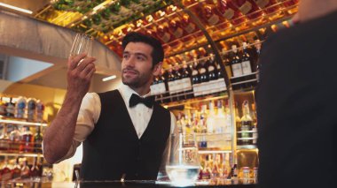 Lüks barlarda içki hazırlayan akıllı barmenlere odaklanırken aynı zamanda canlı ışıklandırma atmosfer şişesi ve bar arka planındaki VIP müşterilerle canlı sohbetler. Vinosity.