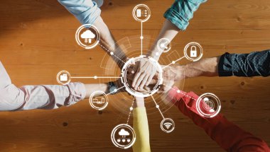 Çeşitli ellerin dijital simgeler arasında bir araya gelerek işbirliğini ve yenilikçi bilgisayar çözümlerini vurguladığı canlı bir takım çalışması ve teknoloji gösterisi. Dostluk