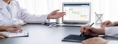 Ekip projesinin zaman çizelgesini gösteren bilgisayar ekranında canlı iş projesi yönetimi için proje planlama yazılımı