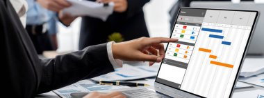 İş zekası ve veri analizi kavramı. Analizci ekibi laptop ekranında finansal veri analizi üzerinde çalışıyor. Etkili iş stratejik planlama için pazarlama göstergesi olarak. İçgörü