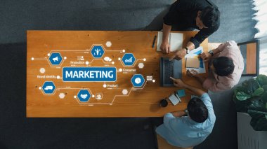 Profesyoneller bir pazarlama stratejisi planlama oturumuna katılıyor, tüketici içgörülerini ve marka kimliğini analiz ediyor, modern ofis ortamında işbirliği sergiliyorlar. Dostluk