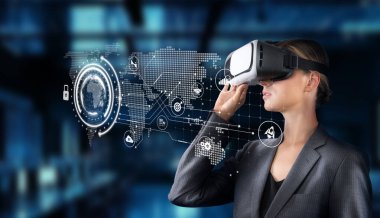 Profesyonel bir kadın sanal gerçeklik teknolojisiyle ilgileniyor, veri analizleri ve finansal planlamaları keşfediyor, yenilikleri ön plana çıkaran parlak ve modern bir iş zeminine karşı koyuyor. XDMCP