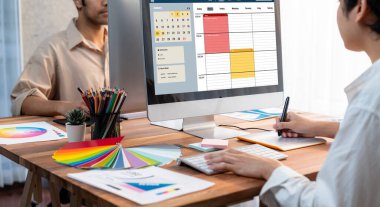 İnternet sitesinde canlı eleştiriler için çevrimiçi aplikasyon rezervasyon takvimi