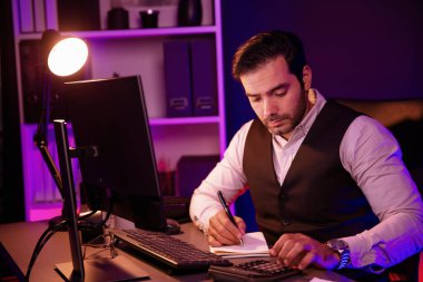 Akıllı iş adamı evrak raporlarını analiz eder, satış çeyreği online kanalı için kar ya da zarar hesaplar ürün servisinde hedef kitle pazar müşterisini neon karanlık ışık odasında karşılaştırır. Tahmin et..