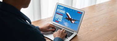 Online uçuş rezervasyon sitesi mod rezervasyon sistemi sağlar. Seyahat teknolojisi kavramı .