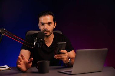 Canlı yayında dinleyiciyle konuşan yayıncı, Mor Neon Işık Stüdyosu 'ndaki yaratıcı pozitif düşünce konseptiyle sosyal medyada akıllı telefondan mesajları kontrol ediyor. Tahmin et..