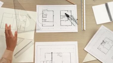 Ölçüm aracı ve kalem kullanan akıllı mimar ya da mühendisin videosu mimari ofisteki inşaat doğruluğu için bir el taslağı ayrıntılı taslağını karşılaştırıyor. Eline odaklan. - Yakın çekim. Tanımlama.