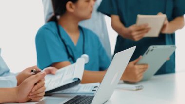 Hastane masasında birlikte çalışan ve tıbbi tedavi ya da sağlık hizmeti planlayan profesyonel bir grup. Takım çalışması başarılı hastalıklara ve hastalıklara yol açar. Ağır çekim. Katı.