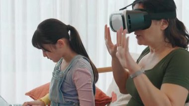 Torun dizüstü bilgisayarı kontrol ediyor. Büyükannem VR ile metaevrene dalıyor. Teknoloji aktivitelerine adapte olan son sınıf öğrencisi yeni nesil çocuklarla iletişim kuruyor. Nesiller arası uçurum aile bağlarını güçlendiriyor. Uyumsuzluk.