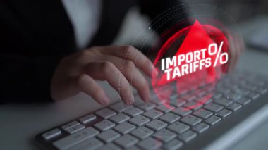 Elleri Klavyede İthalat Gümrük Tarifi Grafikleriyle Yazıyor Dijital Ticaret ve Uluslararası Ticarette Tarifelerin Ekonomik Etkisini Vurguluyor. Sevkiyat.
