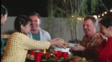 Aile, yıl dönümünü bahçede kutlar. Aile üyeleri, yemeğe. Doğayla iç içe olmak için açık hava kamp aktivitesi ve nesiller arası tatlı akrabalarla zaman geçirmek için. Uyumsuzluk.