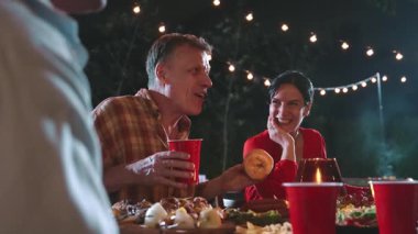 Aile, bahçede tatil kutlaması için bir araya geldi. Aile üyeleri, yemeğe. Açık hava kamp aktivitesi yemekle rahatlamak ve nesiller arası tatlı akrabalarla vakit geçirmek için. Uyumsuzluk.