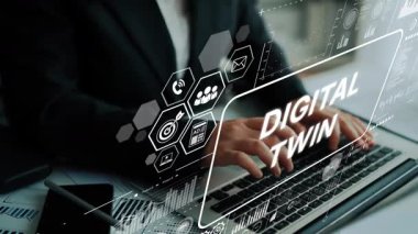 Ofis ortamında dizüstü bilgisayarda Dijital İkiz Teknolojisi ile uğraşan modern iş kadını. Asemptotik akıllı veri analitiği.