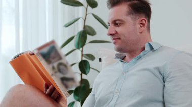 Elinde kahve fincanı olan bir adam, ders kitabı okur, sosyal ve mesleki teknoloji bilgisini arttırır ya da çocukları iyi bir yetişkin olarak yetiştirerek akıllı bir baba olur. Hayat boyu öğrenme konsepti. Uyumsuzluk.