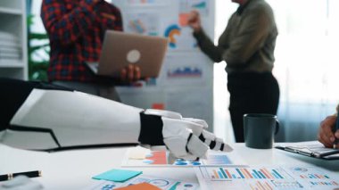 Danışmanlar ve yapay zeka araçları iş verilerini işbirliği içinde yorumlar, stratejik kararları arıtır ve gelecekteki büyüme için etkili pazarlama planları oluştururlar. Noogenesis Yapay Zeka