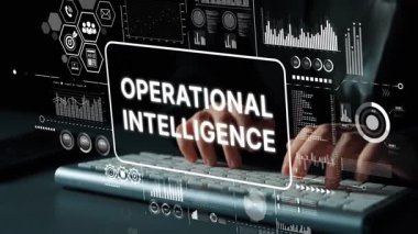 Bilgisayar ekranında çalışan iş adamı veri görselleştirme elementleriyle operasyonel zeka konseptini gösteriyor. Asemptotik akıllı veri analitiği.
