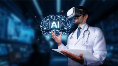 Beyaz önlüklü bir tıp uzmanı sanal gerçeklik kulaklığı kullanarak, teknoloji ve sağlık hizmetlerinin kesişimini gösteren yapay zeka kavramlarını araştırıyor. PHMT