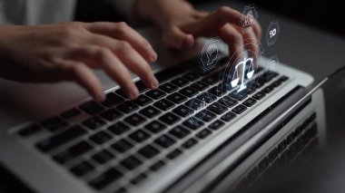 Adalet ölçeğini gösteren fütürist dijital hukuk arayüzü, dijital hukukun altını çizen, AI uyumu, dijital hukuk sistemleri ve güvenli yönetim için dijital hukuk düzenlemeleri. Muxer