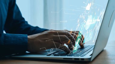 Fütürist Simgeler İllüstrasyon Teknolojisi ve Yenilik Eğilimleri ile çevrili Dizüstü Bilgisayarda Eller Yazılı Dijital Dönüşüm Kavramı. Dörtgen.