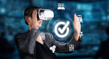 Sanal gerçeklik kulaklığı kullanan bir profesyonel, kalite kontrol ve yönetim standartlarını temsil eden, yenilikçi teknoloji ve verimliliği gösteren dijital simgelerle bağlantı kuruyor. XDMCP