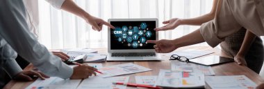 CRM işletme ve işletme için canlı bilgisayarda müşteri ilişkileri yönetim sistemi