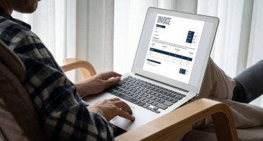 Muhasebe uygulamasından gelen fatura bilgisayar ekranında. Şirket işlerinin finans ve bütçesi için bilgisayar programı. Rahatça..
