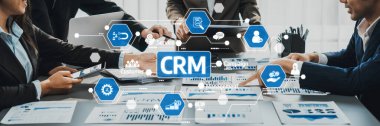 Modern bir ofis ortamında müşteri ilişkileri, pazarlama stratejileri ve veri analizlerini geliştirmek için CRM teknolojisini tartışan dinamik bir iş toplantısı. Dostluk
