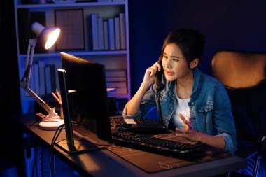 Genç ve güzel Asyalı yaratıcı kadın telefon masasından müşteriyi ya da iş arkadaşını arayıp yaratıcının geceleri neon ofisteki pazar analizini ararken yüksek kâr ettiğini anlatıyor. Taktik.